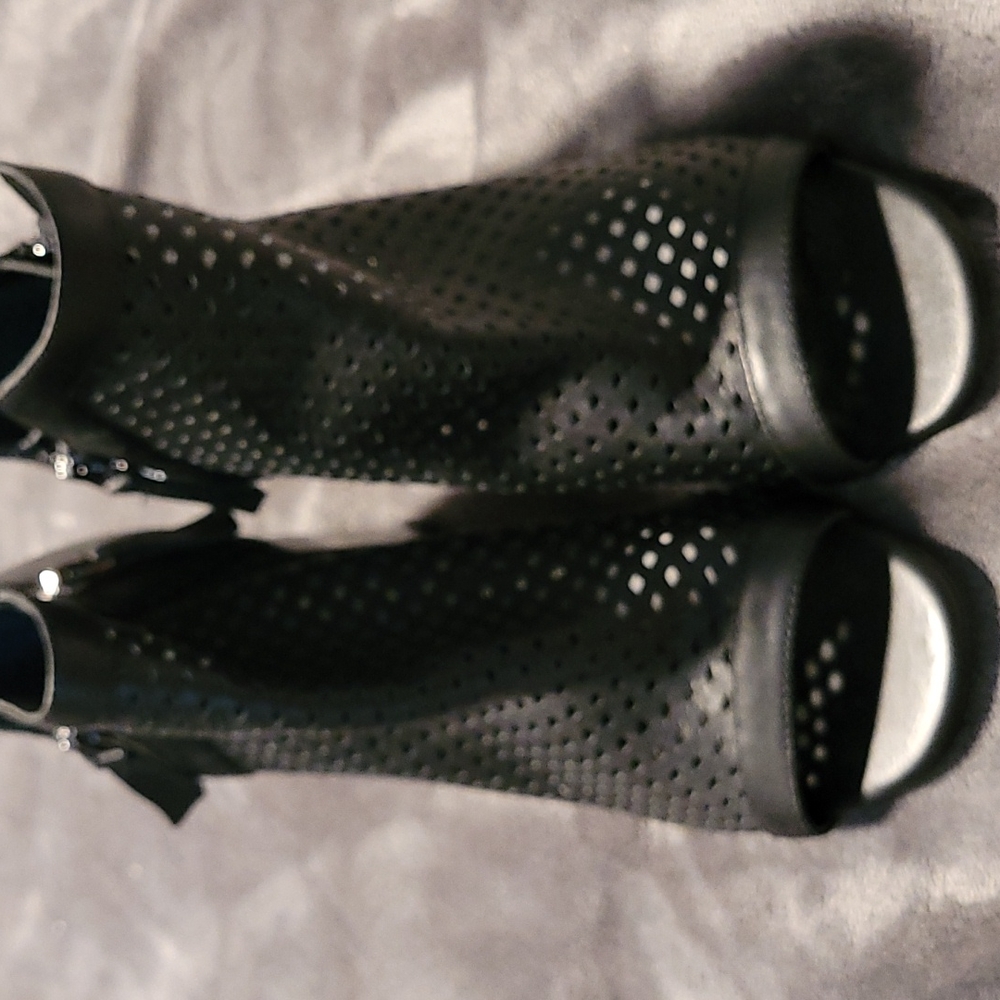 Ladies Guess ankle booties
